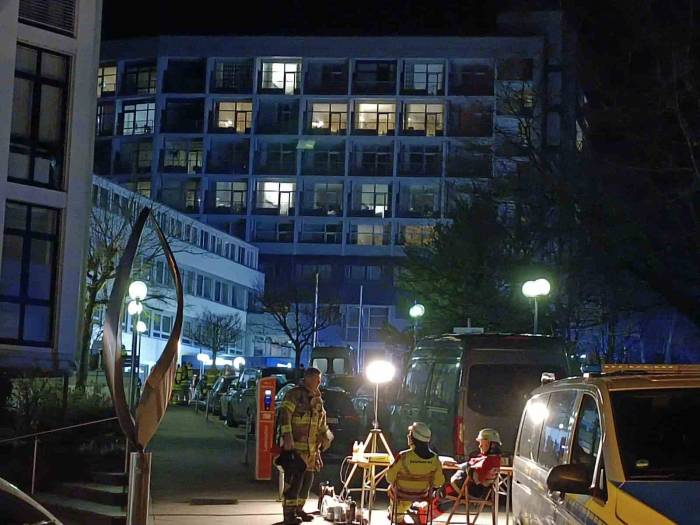 Almanya’da 65 Yaşındaki Kadın, Hastanede Meşale Yakıp Kendisini Odaya Kilitledi