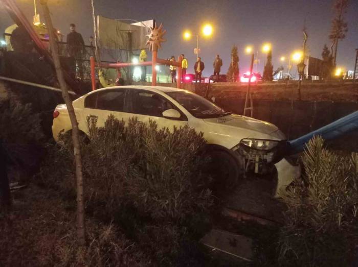 Batman’da Bir Otomobil Çocuk Parkına Uçtu
