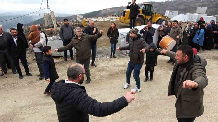 Bursa’da Mahkemenin Mermer Ocağı Kararını Duyan Köylüler Davul Zurnayla Yürüdü