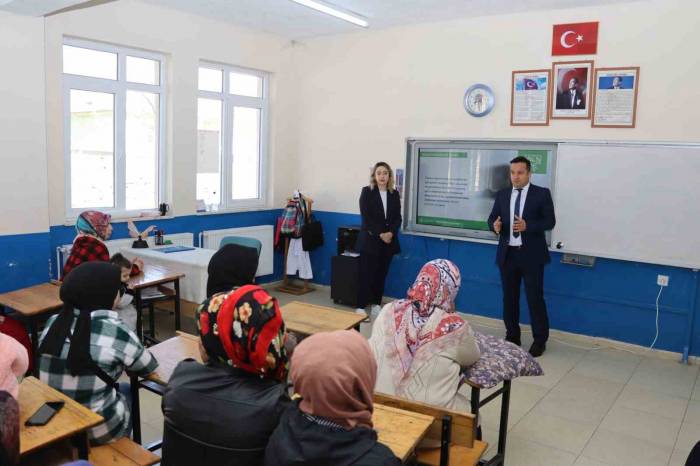 Jandarma’dan Uyuşturucu Ve Çevre Sorunlarıyla Etkin Mücadele: Köy Köy Geziyorlar