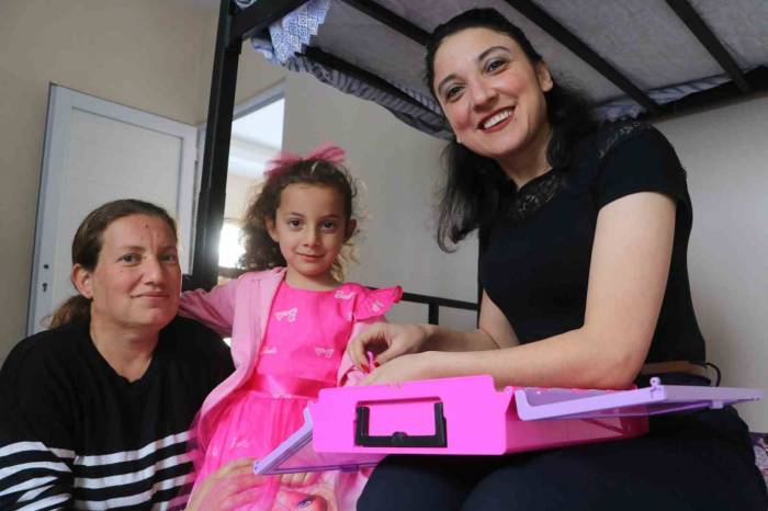 Depremzede Nur’un "Ben Üşüyorum, Ev İstiyorum" Sözüyle Harekete Geçen Sağlıkçı Havva, Afetzede Aileyi Yuvasına Kavuşturdu