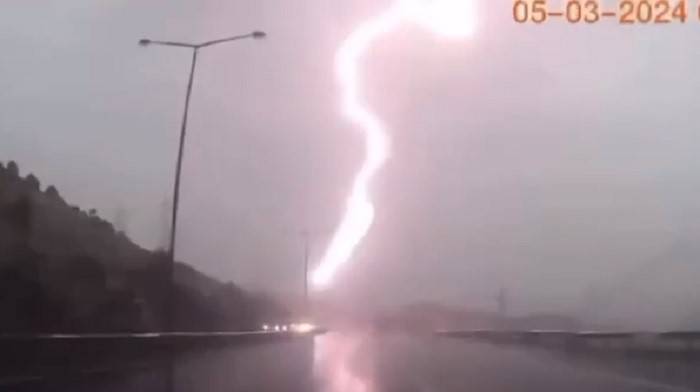 İzmir’de Yıldırım Düşme Anı Araç Kamerasında