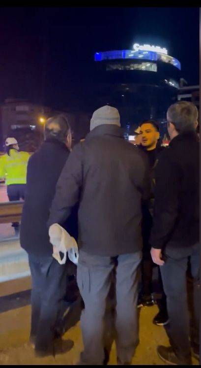 E-5 Karayolu’nda “Makas” Kazası Sonrası Kavga Kamerada: Rahat Tavırlı Sürücüyü Linçten Polis Kurtardı