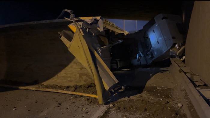 Kağıthane’de Ortalığı Savaş Alanına Çeviren Kamyon 7 Saat Sonra Kaldırılabildi