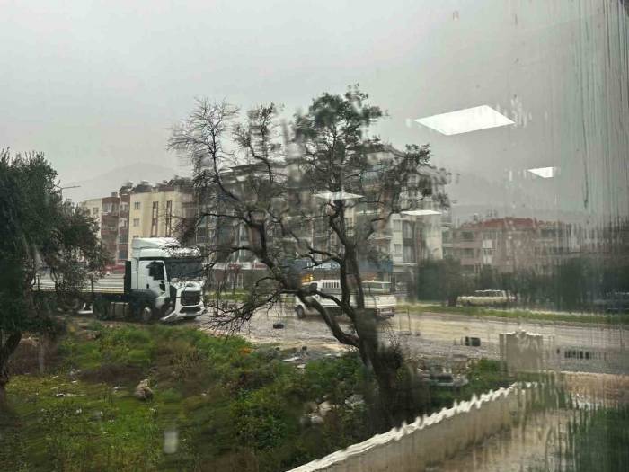 Milas Sağnak Yağışa Teslim Oldu