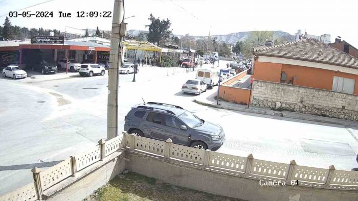 Seçim Çalışması Yaparken Üzerine Ağaç Devrilen Saadet Partisi Adayının Bacağı Kırıldı