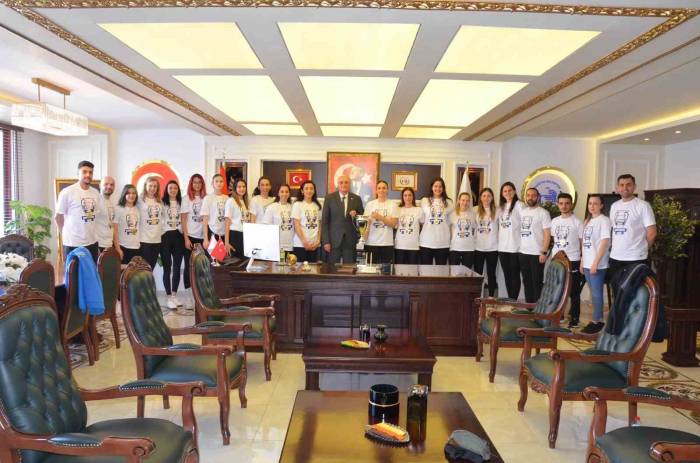 Şampiyonlar Kupayı Başkana Emanet Etti