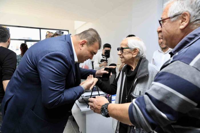 Seferihisar Belediyesinden Emeklilere 2 Bin Tl Destek