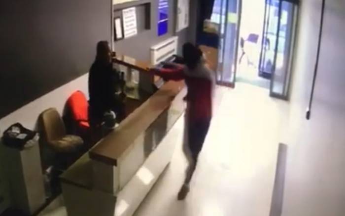 Sultangazi’de Dehşet Anları Kamerada: Maskeli 4 Kişi Kalaşnikofla İşyerini Basıp Bekçiyi Rehin Aldı