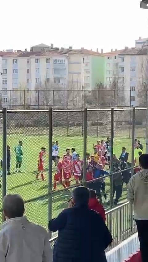 Tokatta Cezalı Antrenör Tel Örgüleri Aşarak Sahaya İndi