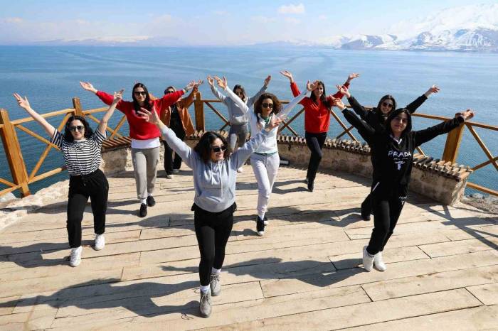 Akdamar Adası’nda Zumba, Pilates Ve Yoga Etkinliği