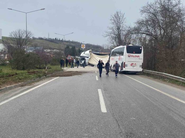 Yalova’da Devrilen Mıcır Yüklü Tıra Otobüs Çarptı