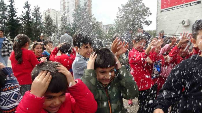 Adana’da Kuzey İlçelere Kar Yağarken, Kar Yağmayan Kozan’a İse Suni Kar Getirildi