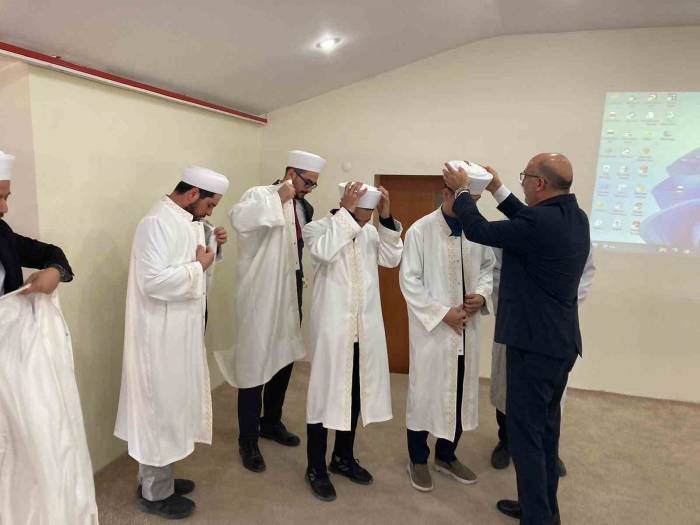 Göreve Yeni Başlayan Müftülük Personeli Sarık Ve Cübbe Giydi