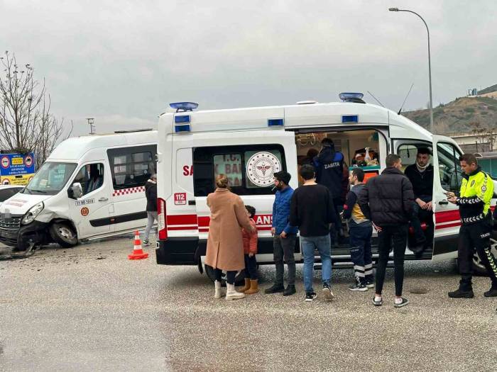 Bilecik’te Yolcu Minibüsü İle Otomobil Çarpıştı, 4 Kişi Yaralandı