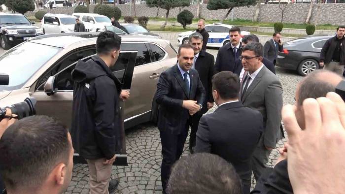 Bakan Kacır Kendi Kullandığı Togg İle Valiliği Ziyaret Etti