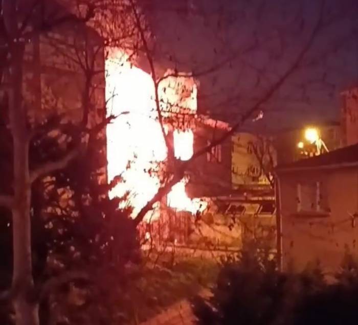 Büyükçekmece’de Tarihi Ahşap Bina Alev Alev Yandı