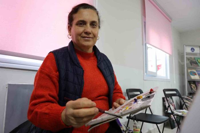 Paleti Eline Alan Afetzede Kadınlar, Deprem Psikolojisini Resim Çizerek Atlatıyor