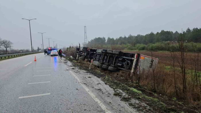 Edirne’de Porselen Yüklü Tır Devrildi
