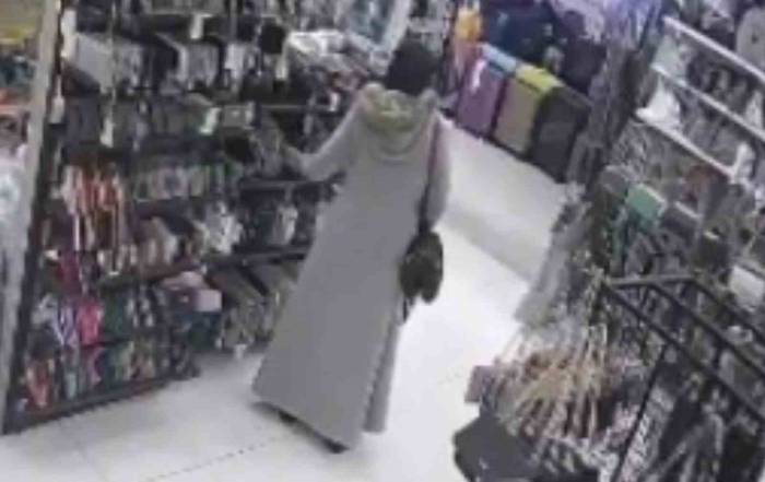 Gözüne Kestirdiği Çantaları Çalıp Kaçtı