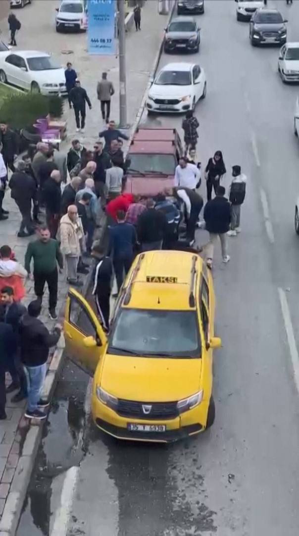 İzmir’de Trafikteki Laf Dalaşı Silahlı Kavgaya Döndü: 2 Yaralı