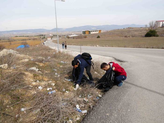 Yol Kenarındaki Atıklardan Rahatsız Olan İki Öğrenci Kolları Sıvadı, 160 Kilogram Çöp Topladı