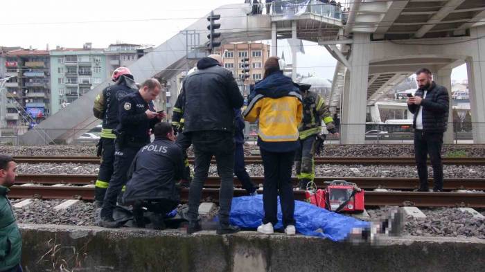 Hızlı Tren Hattına Atlayan Şahsı Film Seyreder Gibi Seyrettiler