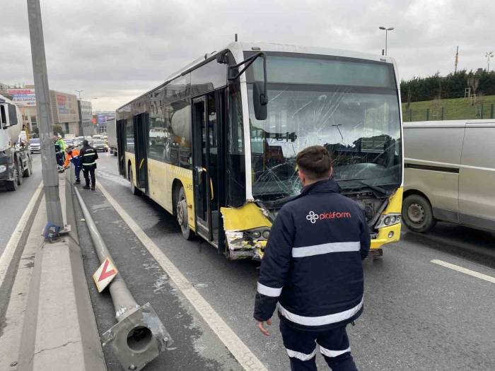Otomobilin Otobüse Çarptığı Anlar Kamerada: 2 Yaralı