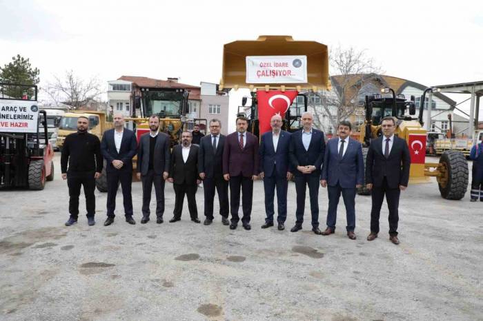 Kütahya İl Özel İdaresine 75 Milyon Tl Değerinde İş Makinesi Ve Araç Hibe Edildi