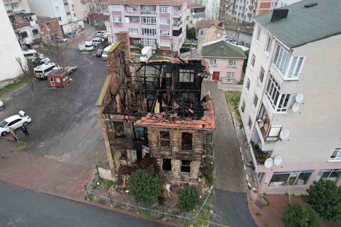Büyükçekmece’de Rumlardan Kalma 121 Yıllık Tarihi Ahşap Bina, Kül Oldu