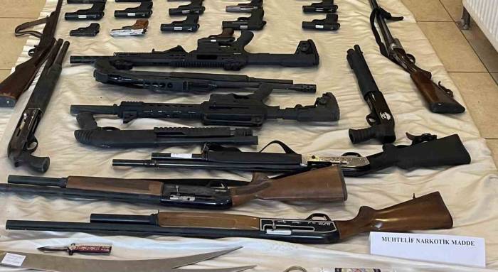 “Mahzen-3” Operasyonunda Şüphelilerin Evinden Cephanelik Çıktı