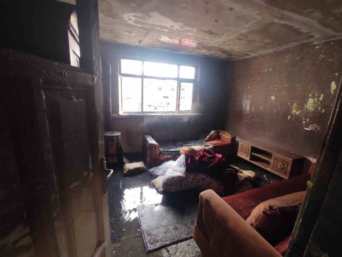 Alevlere Teslim Olan Ev Kullanılamaz Hale Geldi