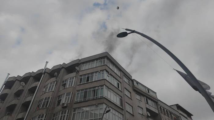 Sultangazi’de 5 Katlı Binada Korkutan Yangın: Mahsur Kalan 3’ü Çocuk 7 Kişi Kurtarıldı