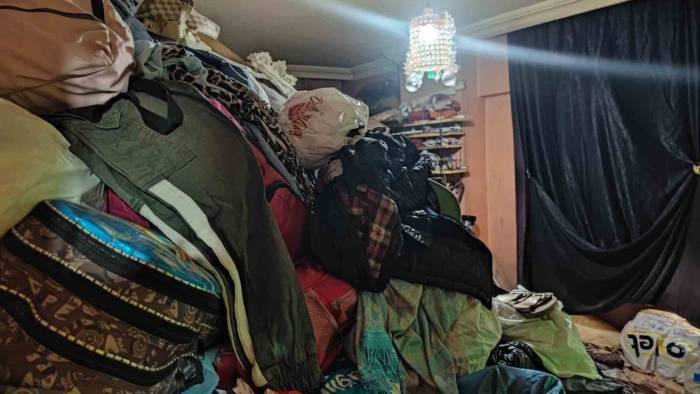 Sultangazi’de Bir Evden 7 Kamyon Çöp Çıktı