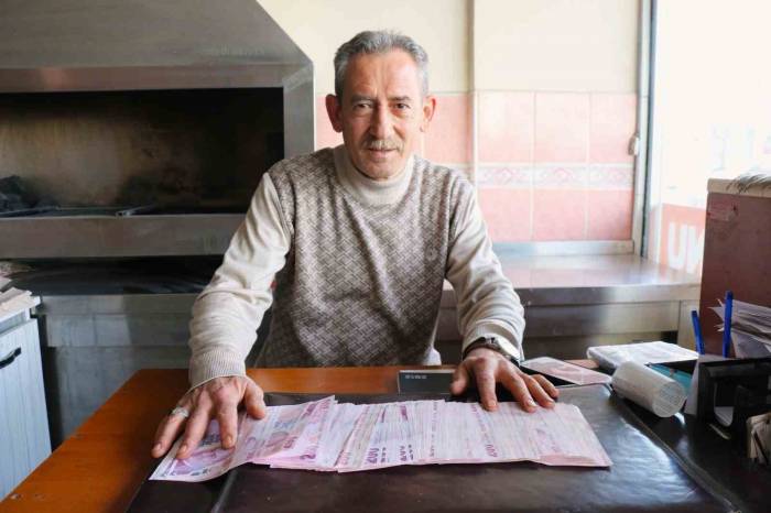 Atm’de Bulduğu 19 Bin 800 Lirayı Görevlilere Teslim Etti