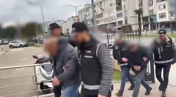 Sahte Polis Ekipmanları Ve Tabancalar İle Yakalanan 2 Şahıs Tutuklandı