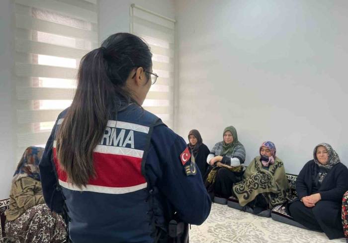 Jandarma Ekipleri Köy Köy Gezip Kadınlara Kades Eğitimi Veriyor