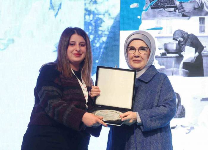 Depremde Ailesini Kaybedince Fabrikanın Başına Geçen Buket: “Çalışanlarımız Beni Buket Olarak Biliyordu Ama Şimdi Patron Olarak Biliyor”