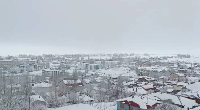 Karlıova’da Kar Yağışı Etkisini Sürdürüyor