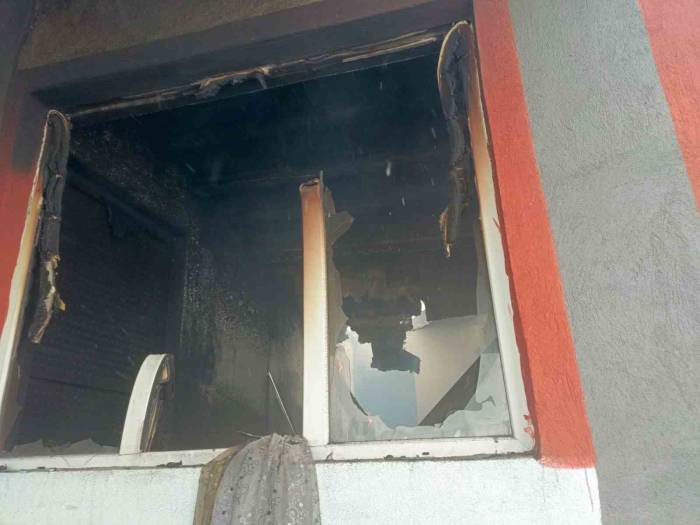 Üzerine Yıldırım Düşen Ev Küle Döndü