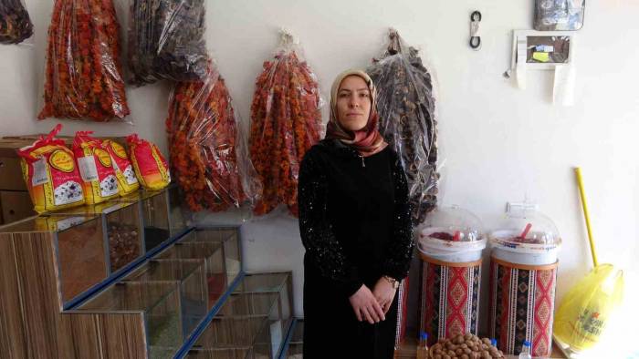 3 Çocuk Annesi Kadın Yöresel Ürünler Satarak Aile Ekonomisine Katkıda Bulunuyor