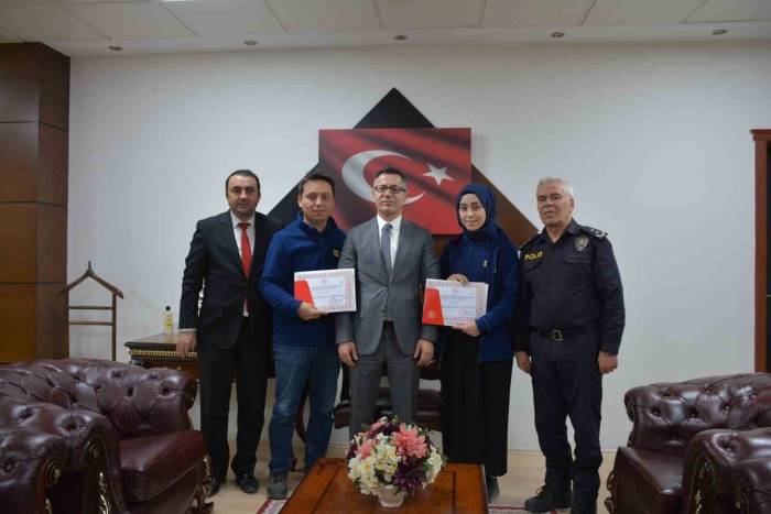 İş Yerinde Buldukları Altın Kolyeyi 69 Gün İz Sürerek Sahibine Ulaştırdılar