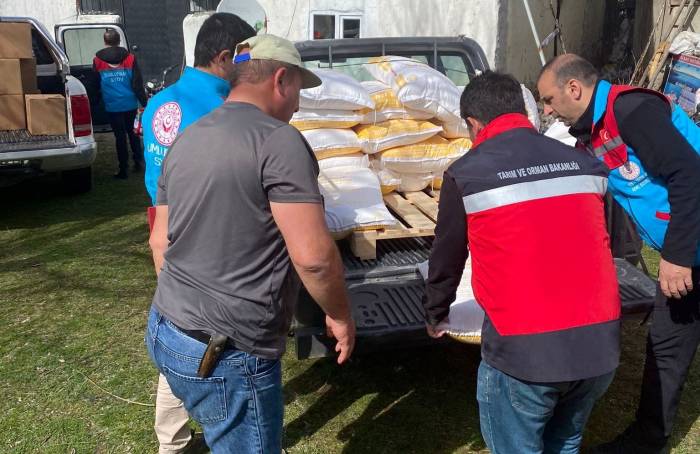 Dumlupınar’da Hasat Edilen Buğdaydan Elde Edilen Un İhtiyaç Sahiplerine Dağıtıldı