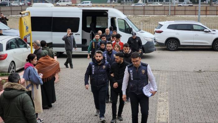 "Filmlere Yorum Yaparak Para Kazanabilirsiniz" Diyerek 6 Milyon Tl Dolandırdılar