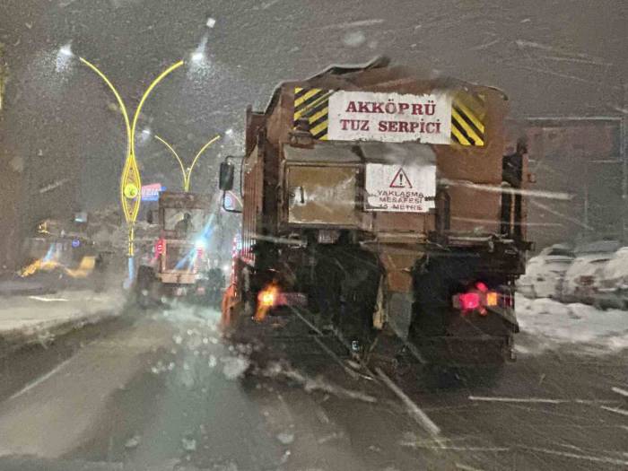 Kar Yağışı Yüksekova-esendere Karayolunu Ulaşıma Kapattı