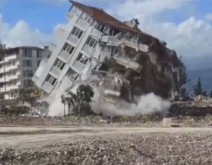 Halatla Çekilen 6 Katlı Binanın Domino Taşı Gibi Devrildiği Anlar Kamerada