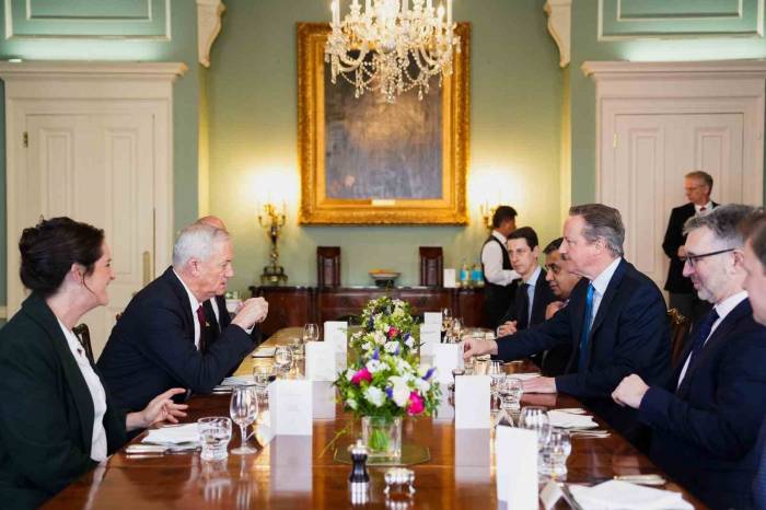 İngiltere Dışişleri Bakanı Cameron, İsrail’i Bir Kez Daha “İşgalci Güç” Olarak Nitelendirdi