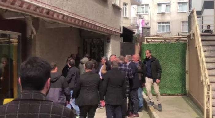 İyi Partililer Ve Yeniden Refah Partililer Arasında Pankart Krizi