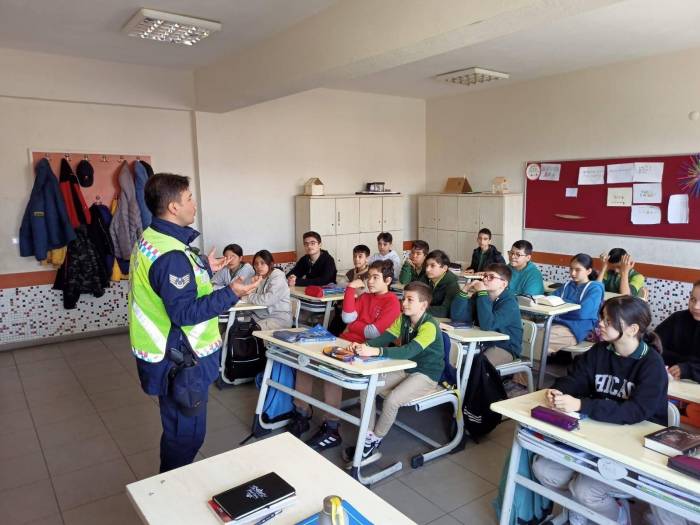 Karacasu’da Jandarma Ekipleri Öğrencileri Bilgilendirdi