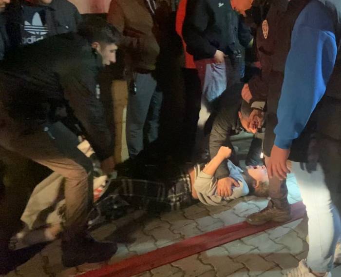 Ailesinin Yaşadığı Daireyi Benzin Döküp Ateşe Verdi: Sokak Ortasında Sinir Krizi Geçirdi